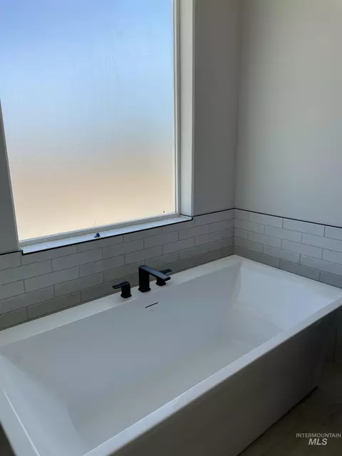 Bath - 783 Kamiah Rd, Twin Falls, ID 83301 photo 4 of 8
