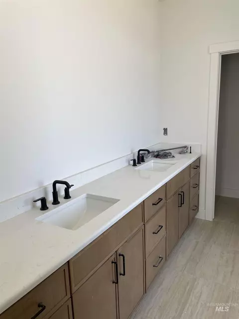 Bath - 783 Kamiah Rd, Twin Falls, ID 83301 photo 3 of 8