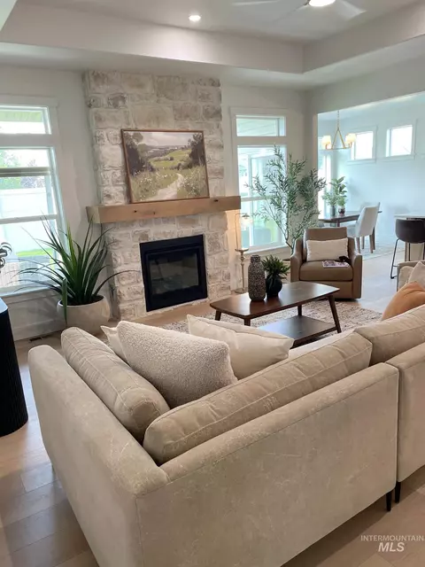 Living - 783 Kamiah Rd, Twin Falls, ID 83301 photo 2 of 3