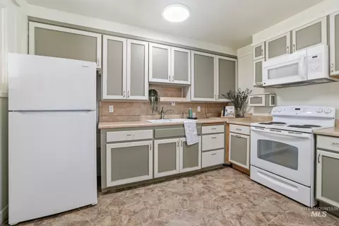Kitchen - 1984 Maple Ave, Twin Falls, ID 83301 photo 2 of 3