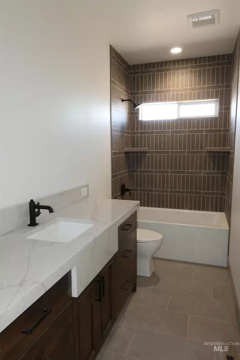Bath - 563 S 80 E, Jerome, ID 83338 photo 2 of 3