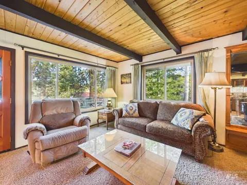 Living - 4 Lem Ct, Cascade, ID 83611 photo 4 of 5
