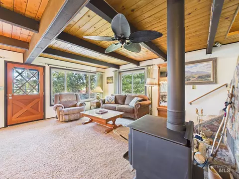 Living - 4 Lem Ct, Cascade, ID 83611 photo 2 of 5
