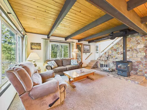 Living - 4 Lem Ct, Cascade, ID 83611 photo 3 of 5