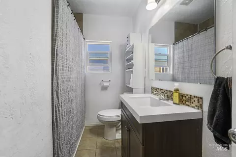 Bath - 605 4th Ave E, Twin Falls, ID 83301 photo 1 of 2