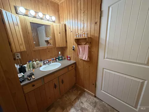 Bath - 812 Maple St, Kamiah, ID 83536 photo 4 of 7