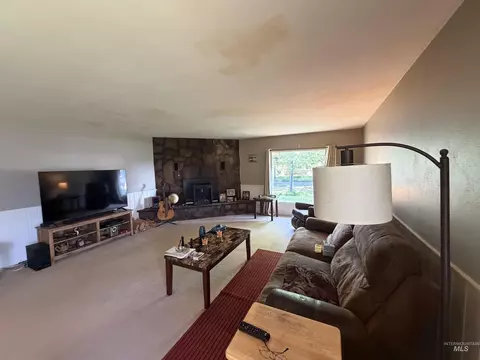 Living - 812 Maple St, Kamiah, ID 83536 photo 3 of 4