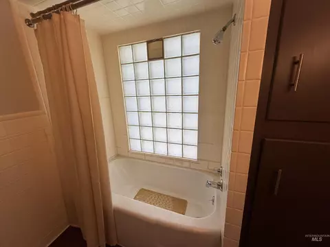 Bath - 812 Maple St, Kamiah, ID 83536 photo 6 of 7