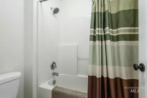 Bath - 14966 Marvel Pl, Caldwell, ID 83607 photo 6 of 7