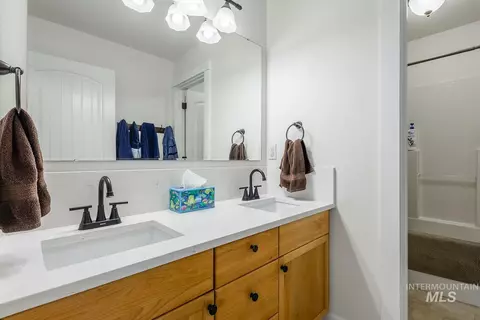 Bath - 14966 Marvel Pl, Caldwell, ID 83607 photo 3 of 7