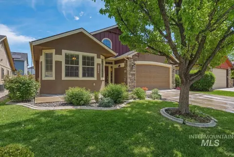 6064 N Saguaro Hills Ave, Meridian, ID 83646