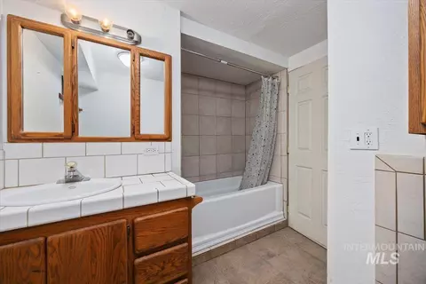Bath - 4004 N 2600 E, Twin Falls, ID 83301 photo 3 of 3