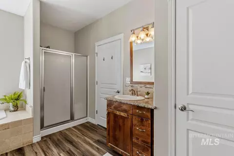 Bath - 724 N Alog Ave, Eagle, ID 83616 photo 3 of 4