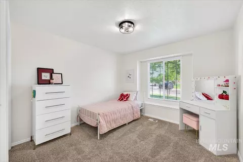 Bedroom - 637 E Willow Brook Dr, Meridian, ID 83646 photo 2 of 5