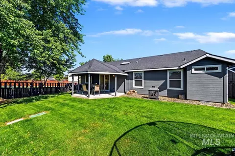 Exterior - 637 E Willow Brook Dr, Meridian, ID 83646 photo 9 of 16