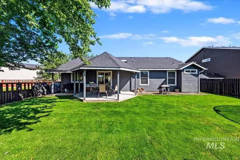 Exterior - 637 E Willow Brook Dr, Meridian, ID 83646 photo 2 of 16