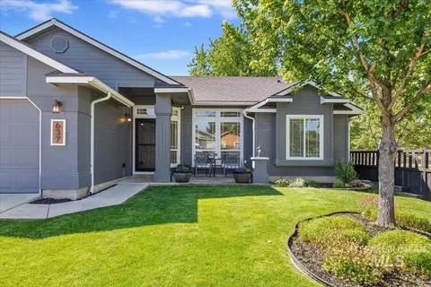 Exterior - 637 E Willow Brook Dr, Meridian, ID 83646 photo 4 of 16