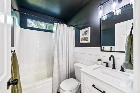 Bath - 637 E Willow Brook Dr, Meridian, ID 83646 photo 1 of 2