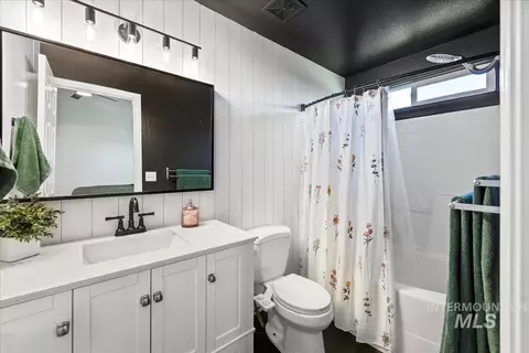 Bath - 637 E Willow Brook Dr, Meridian, ID 83646 photo 2 of 2