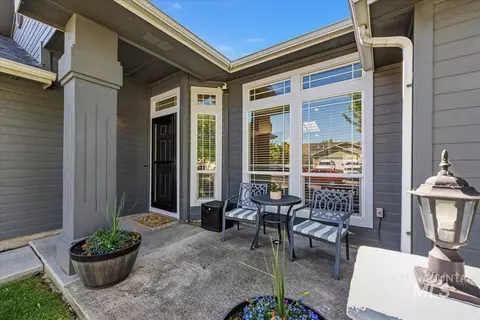 Exterior - 637 E Willow Brook Dr, Meridian, ID 83646 photo 5 of 16