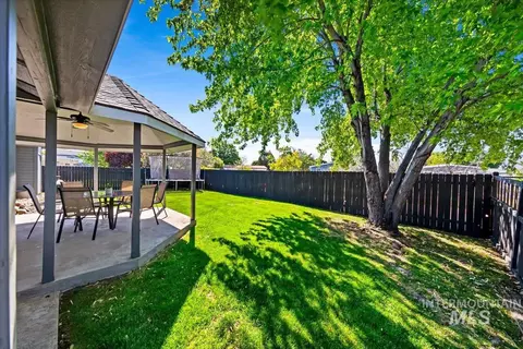 Exterior - 637 E Willow Brook Dr, Meridian, ID 83646 photo 7 of 16