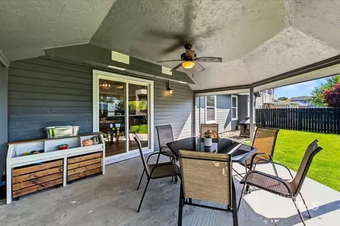 Exterior - 637 E Willow Brook Dr, Meridian, ID 83646 photo 12 of 16