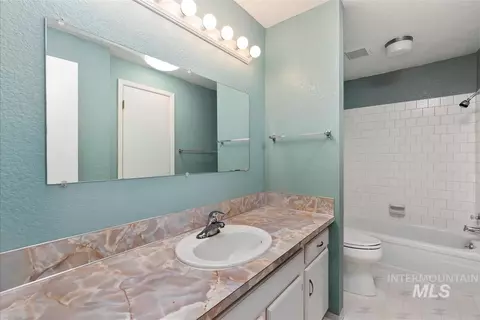Bath - 580 E Amanita St, Eagle, ID 83616 photo 1 of 3
