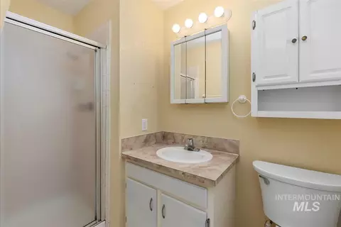 Bath - 580 E Amanita St, Eagle, ID 83616 photo 2 of 3