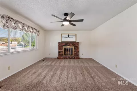 Living - 580 E Amanita St, Eagle, ID 83616 photo 2 of 4