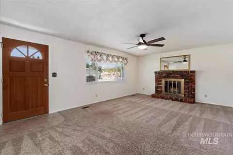Living - 580 E Amanita St, Eagle, ID 83616 photo 1 of 4