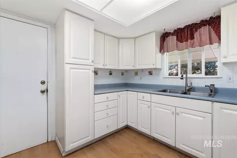 Kitchen - 580 E Amanita St, Eagle, ID 83616 photo 2 of 6