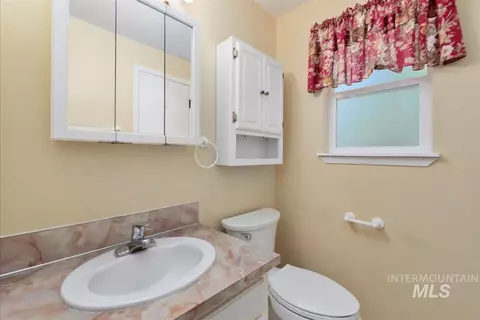 Bath - 580 E Amanita St, Eagle, ID 83616 photo 3 of 3