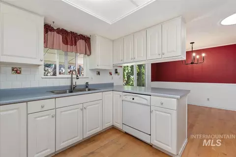 Kitchen - 580 E Amanita St, Eagle, ID 83616 photo 5 of 6
