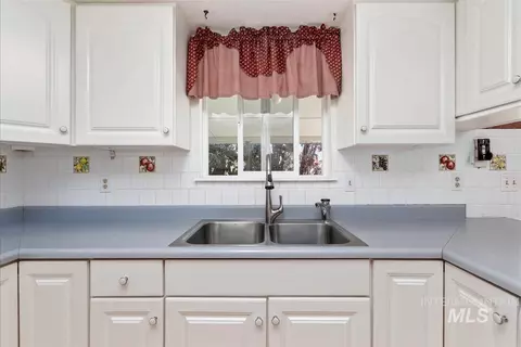 Kitchen - 580 E Amanita St, Eagle, ID 83616 photo 4 of 6