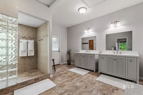 Bath - 2339 N Equestrian Pl, Eagle, ID 83616 photo 1 of 2