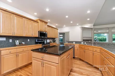 Kitchen - 1420 W Powder Ct, Eagle, ID 83616 photo 2 of 4