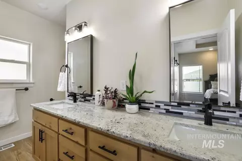 Bath - 719 E Avenue J, Jerome, ID 83338 photo 1 of 2
