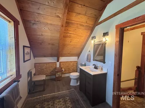 Bath - 9606 Packer John Rd, Smiths Ferry, ID 83611 photo 3 of 5