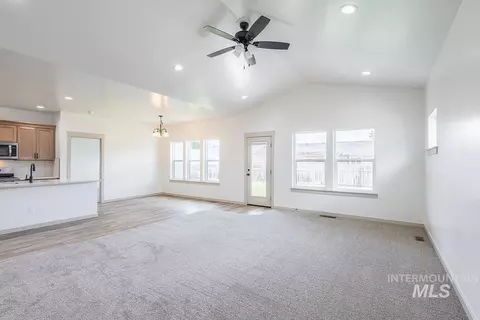 Living - 1075 W 10th St, Weiser, ID 83672 photo 4 of 5