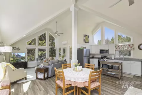 Dining - 79 Sun Valley Pl, Cascade, ID 83611 photo 2 of 3
