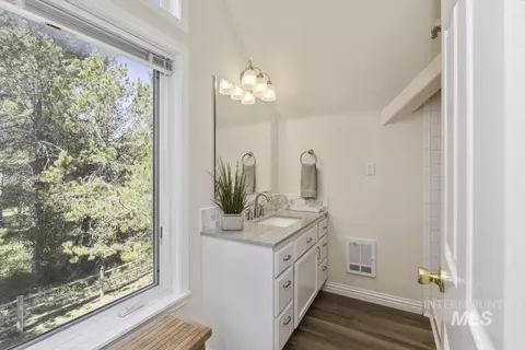 Bath - 79 Sun Valley Pl, Cascade, ID 83611 photo 1 of 3