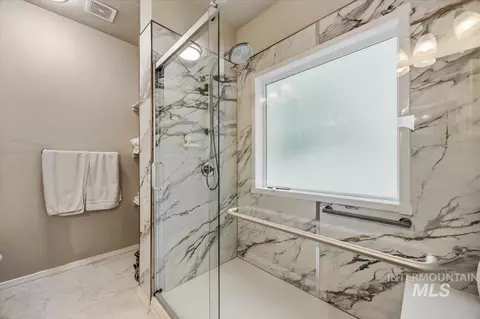 Bath - 609 Glen Eagle Dr, Jerome, ID 83338 photo 3 of 4