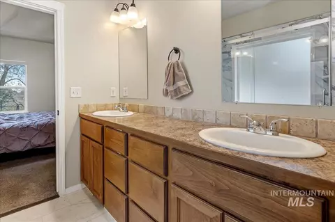 Bath - 609 Glen Eagle Dr, Jerome, ID 83338 photo 2 of 4