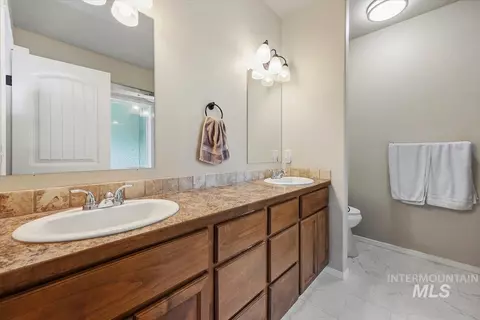 Bath - 609 Glen Eagle Dr, Jerome, ID 83338 photo 1 of 4