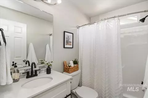 Bath - 802 N Echohawk Way, Eagle, ID 83616 photo 3 of 3