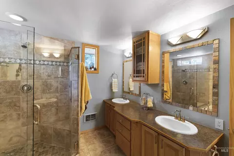 Bath - 108 Gardner Pl, Cascade, ID 83611 photo 1 of 4