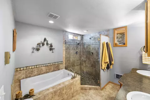 Bath - 108 Gardner Pl, Cascade, ID 83611 photo 3 of 4