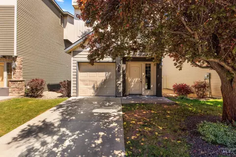 566 Pine Island Ln, Boise, ID 83709