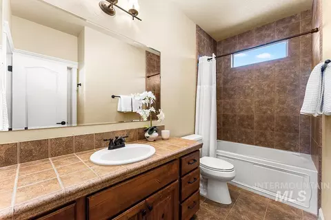 Bath - 2148 S Links Pl, Eagle, ID 83616 photo 3 of 4