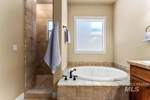 Bath - 2148 S Links Pl, Eagle, ID 83616 photo 2 of 4